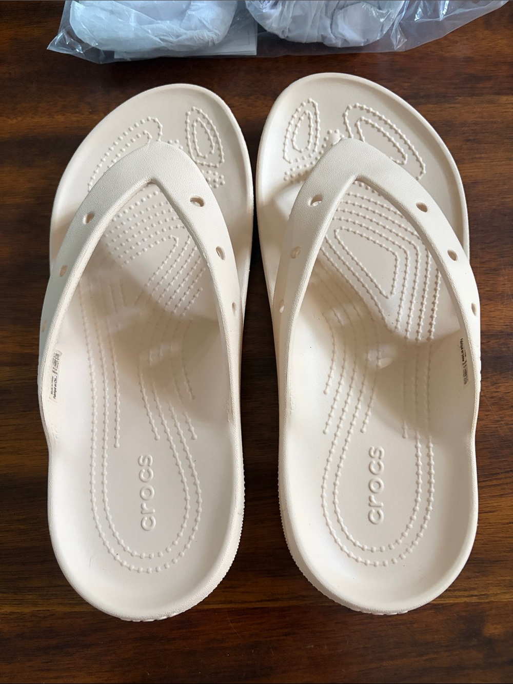 CROCS unisex Classic Flip in Light Beige. Worn once. men size 7 women size 9.